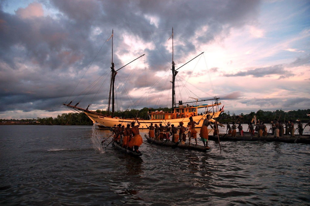 Experience the Spice Islands chartering luxury Phinisi Silolona
