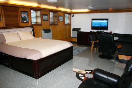Explorer superyacht SARSEN - Owners Suite