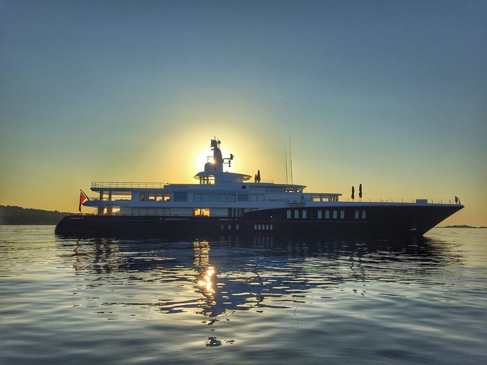 Feadship mega yacht AIR - Photo by @discoverjonno and Feadship Fanclub