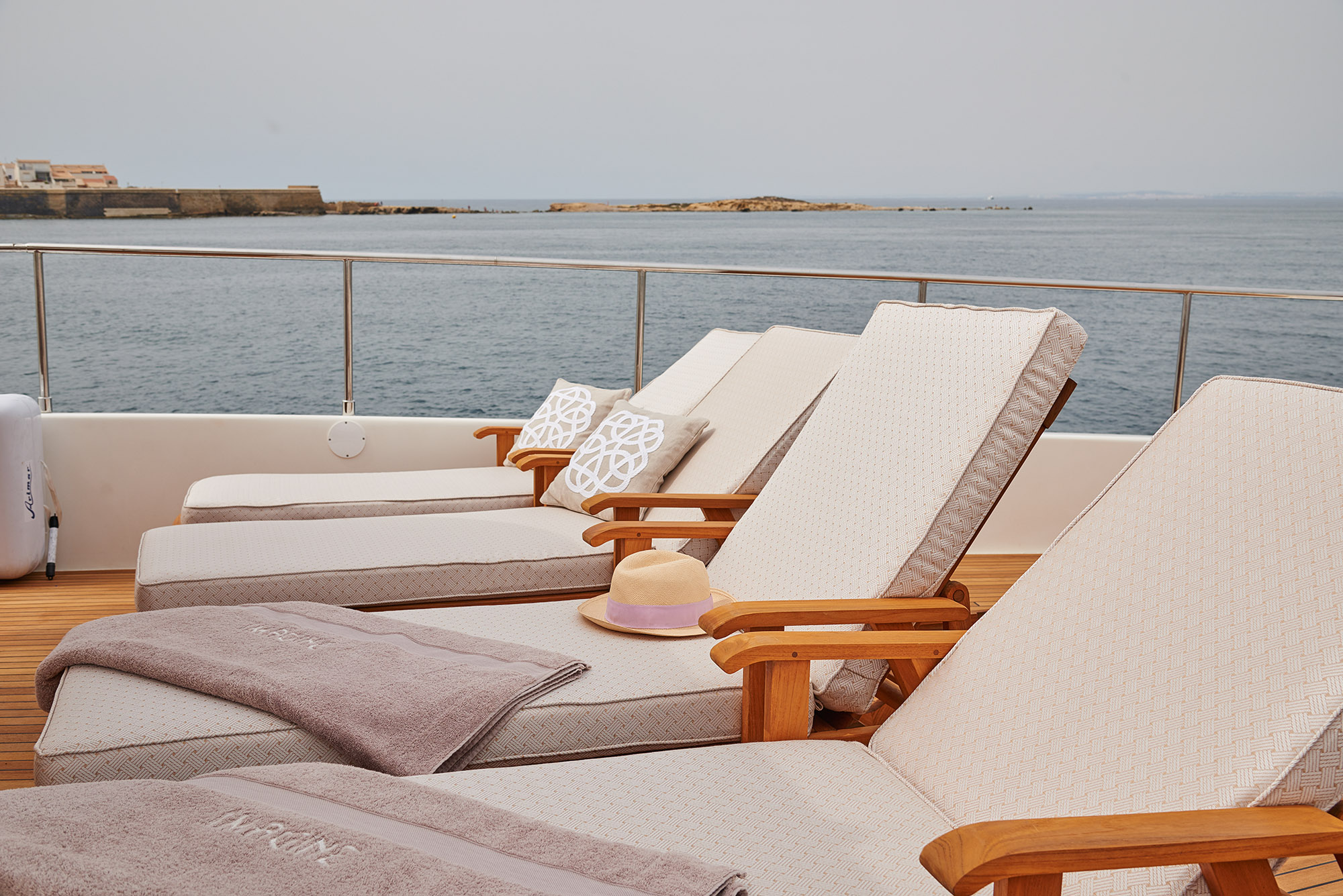 Ferretti Motor Yacht IMAGINE - Sundeck loungers