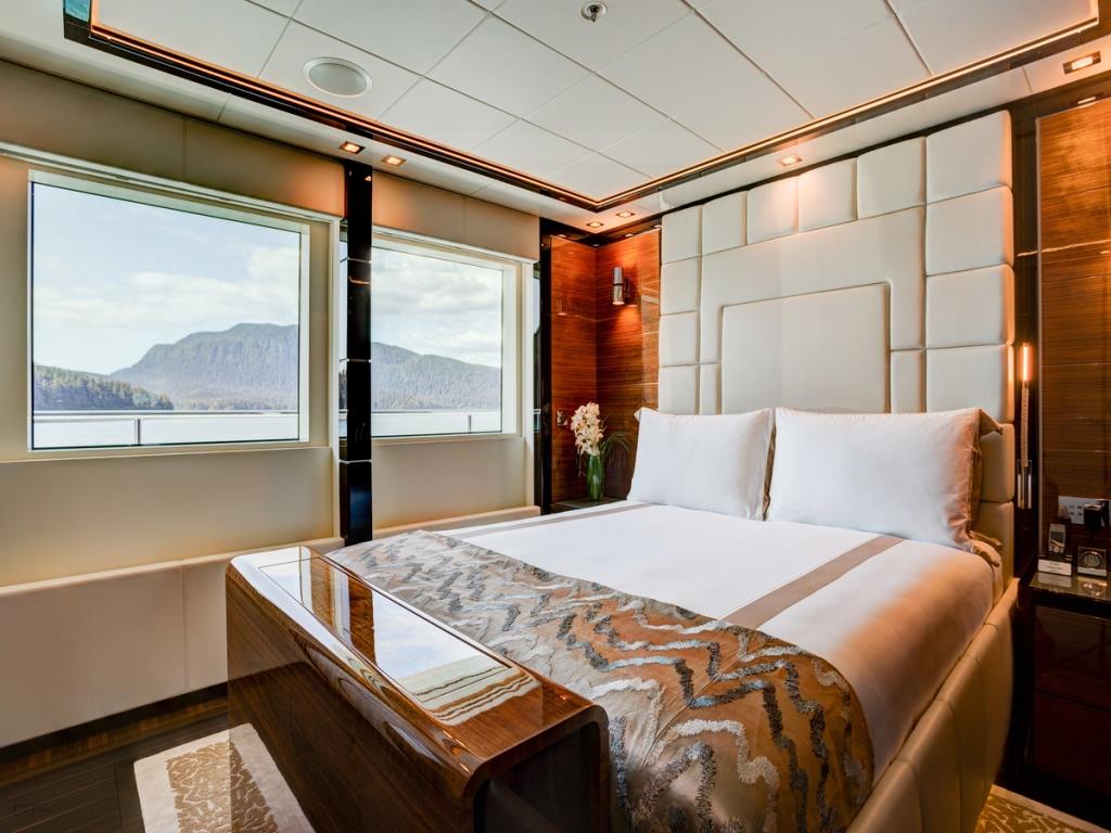 Icon Motor Yacht PARTY GIRL - Upper level queen cabin