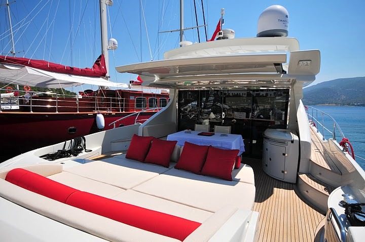 LADY IN RED Azimut 68S Aft