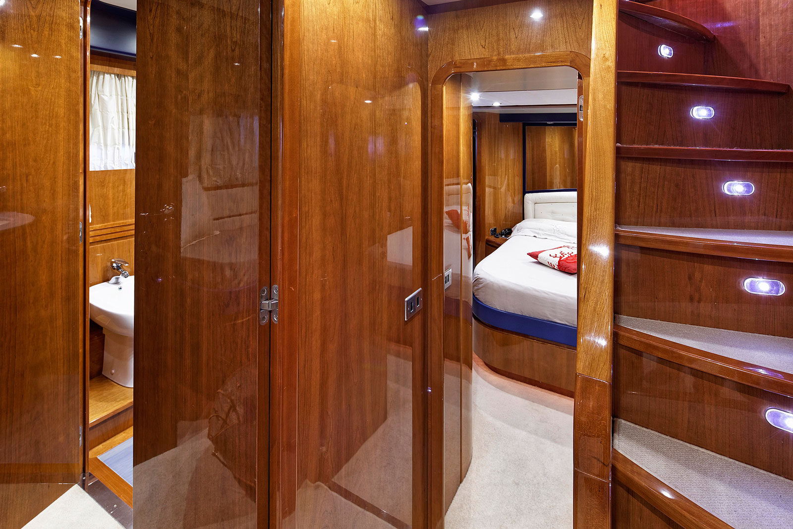 Motor Yacht AQVA - Guest foyer