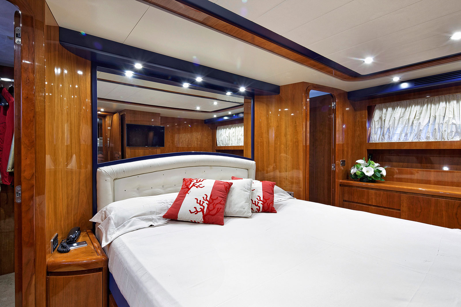 Motor Yacht AQVA - Master cabin image 1