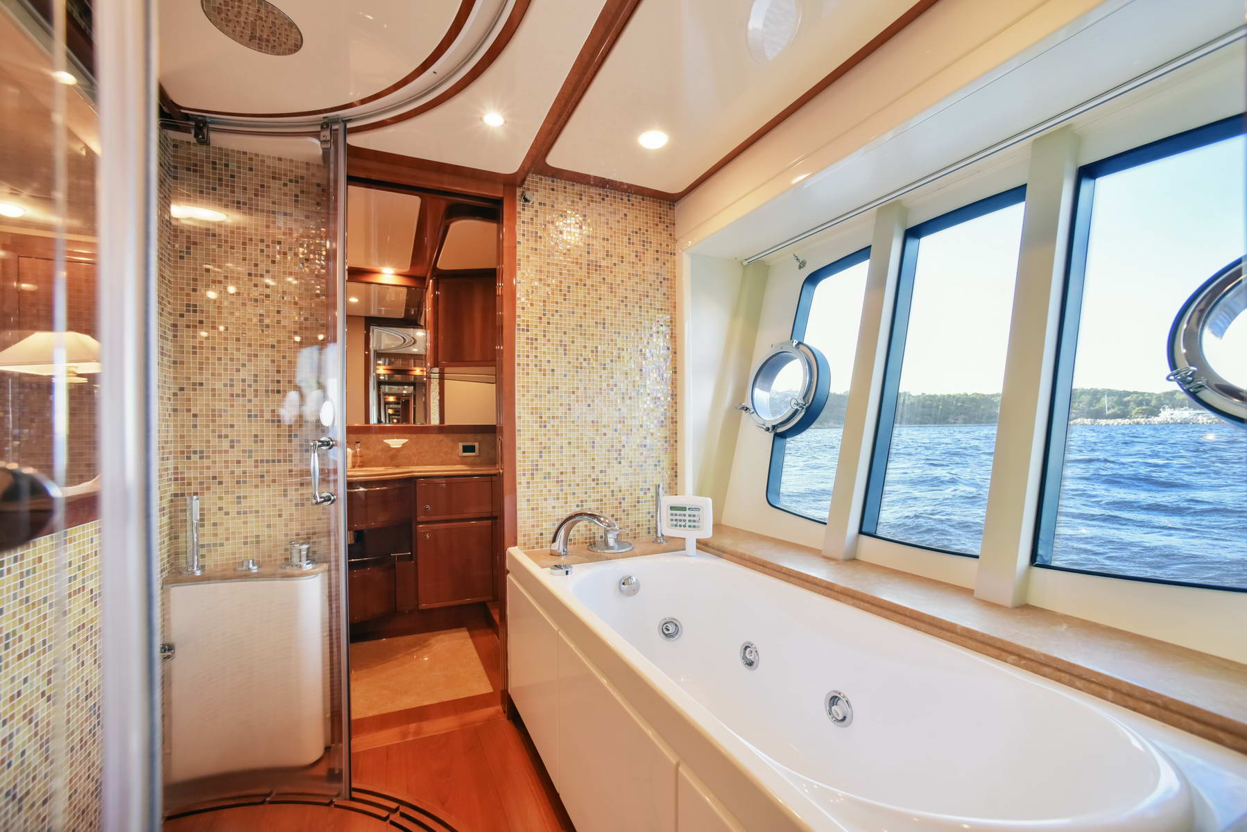Motor Yacht DAY OFF - Large ensuite