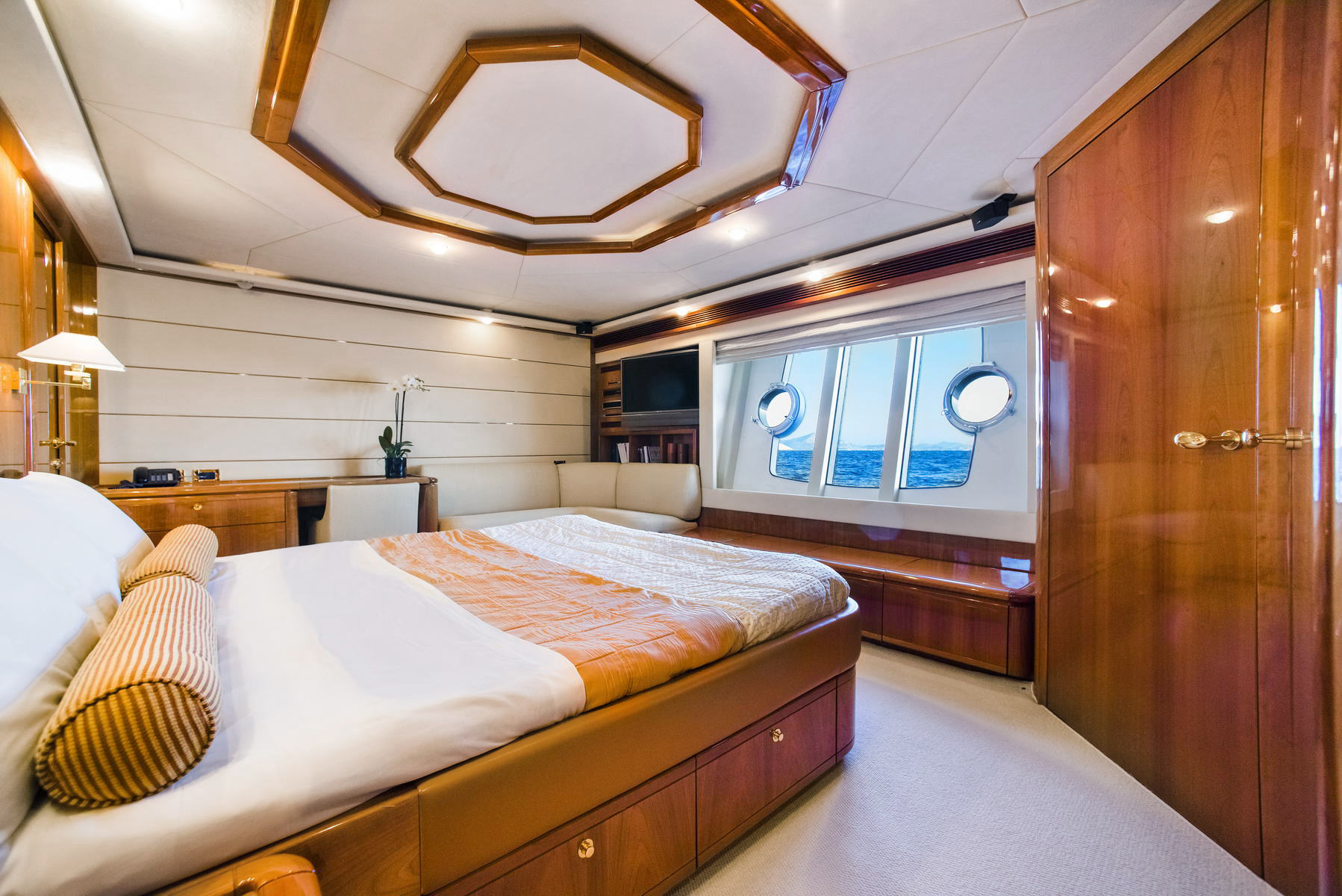 Motor Yacht DAY OFF - Master cabin