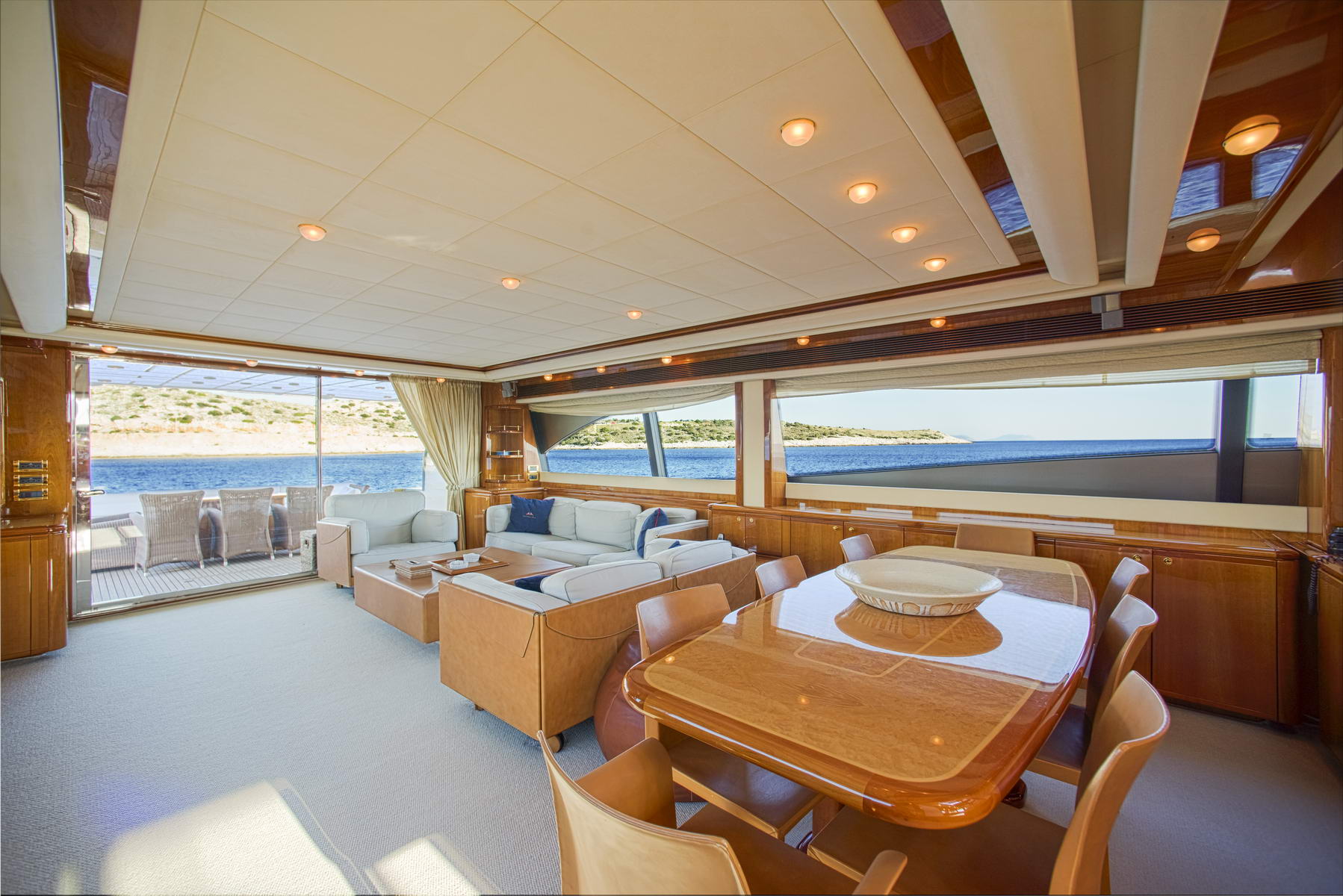 Motor Yacht DAY OFF - Salon view aft