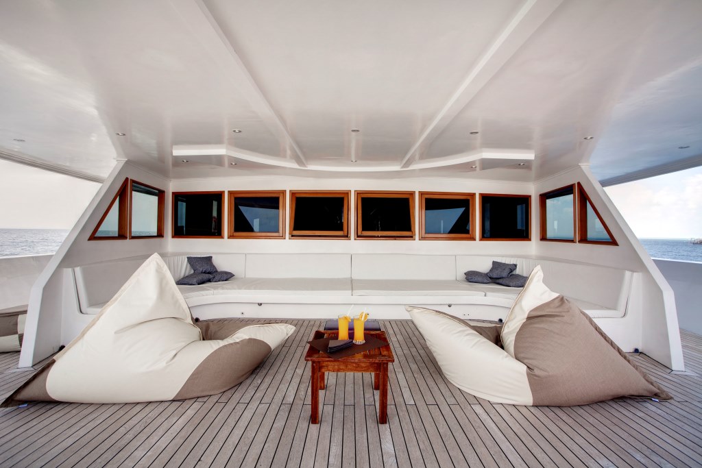 Motor Yacht DUKE OF YORK - Foredeck lounge