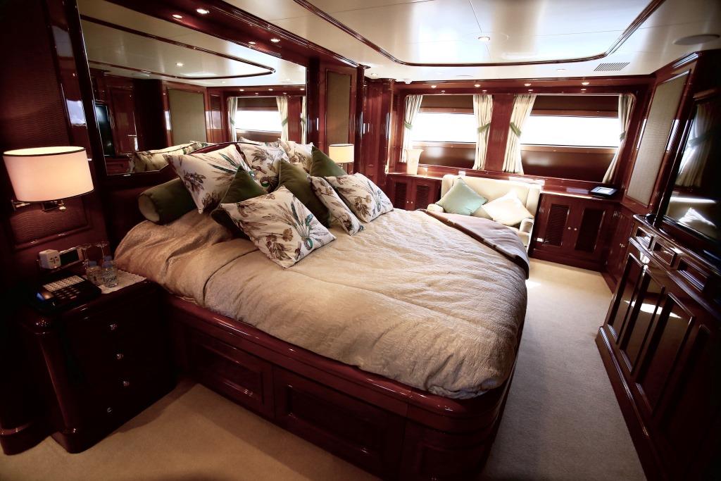 Motor Yacht DXB - Master cabin