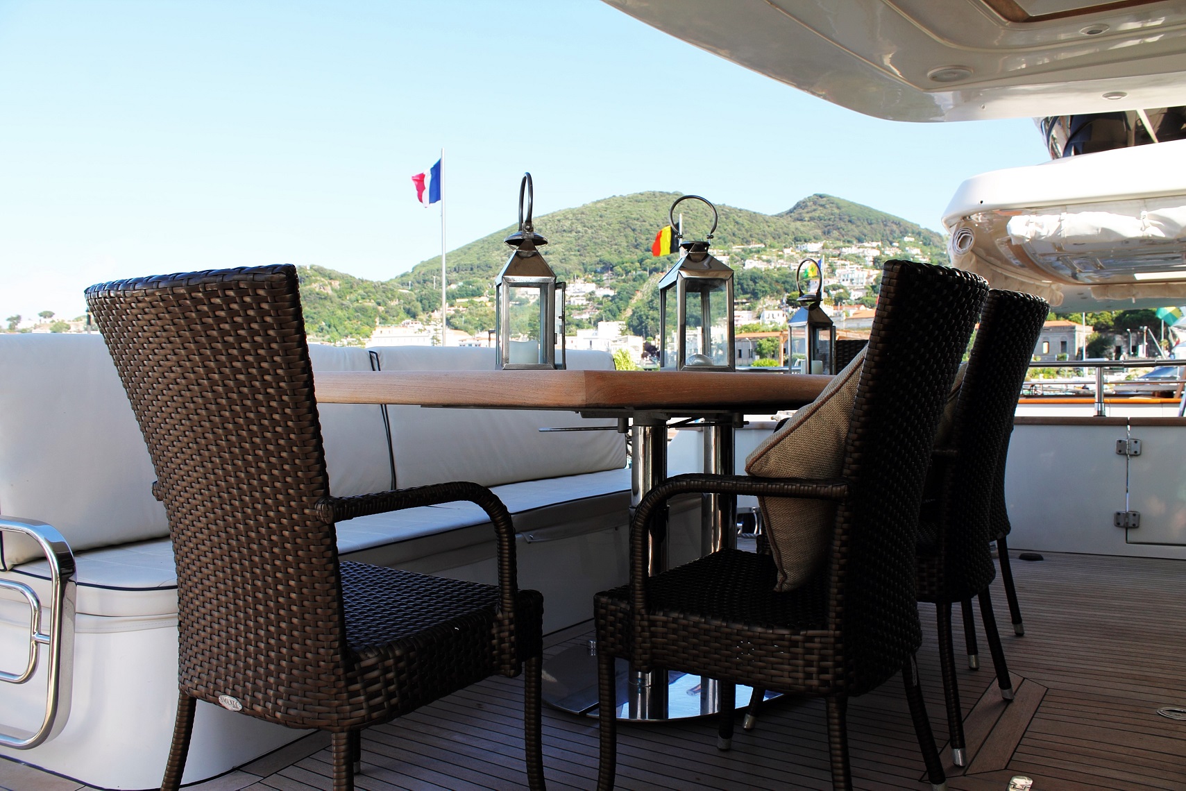 Motor Yacht HAPPY FEET - Aft deck alfresco dining