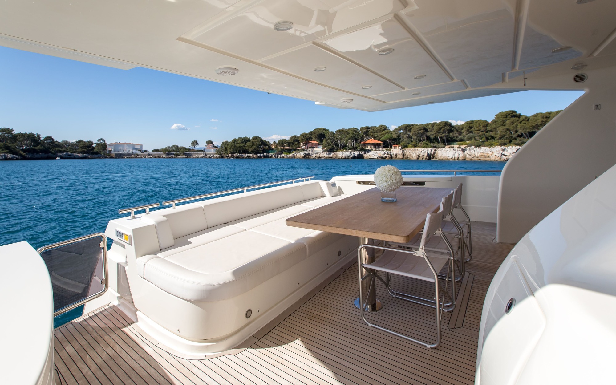 Motor Yacht IGELE - Aft deck table
