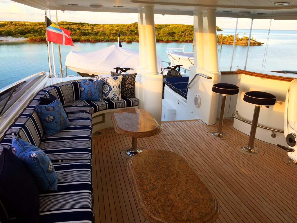 Motor Yacht OASIS - Seating and bar