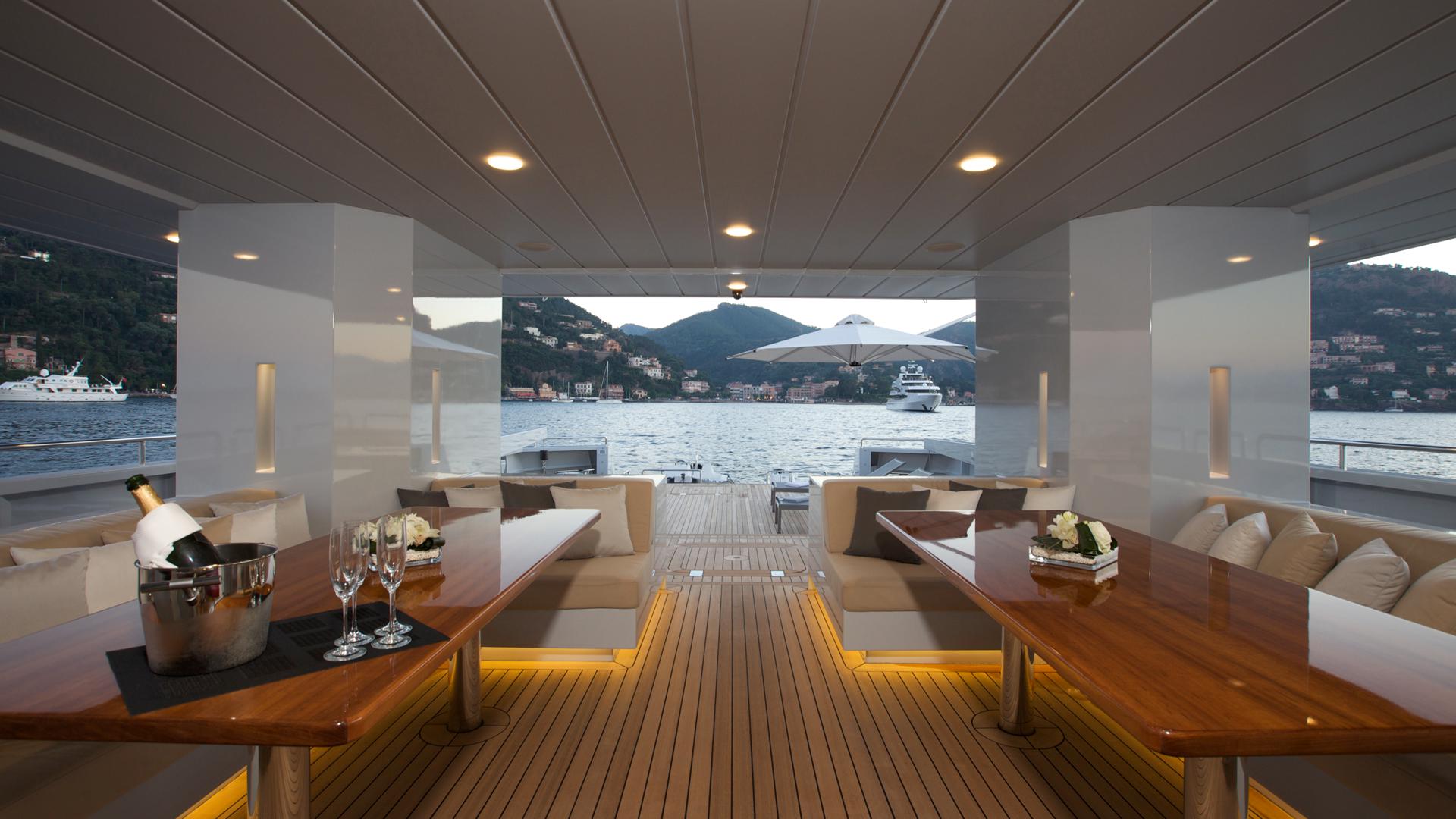 Motor Yacht Preference - alfresco dining. Photo credit Tansu Yachts
