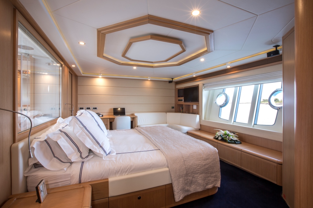 Motor Yacht SANS ABRI - Master cabin