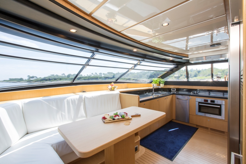 Motor Yacht SANS ABRI - Pilot house seating