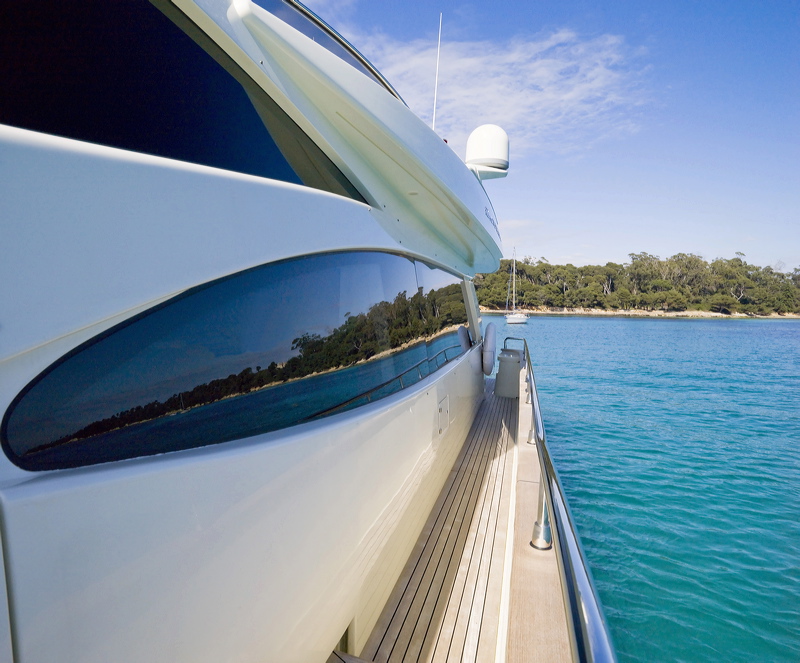 Motor Yacht Stinray M -  Side Deck
