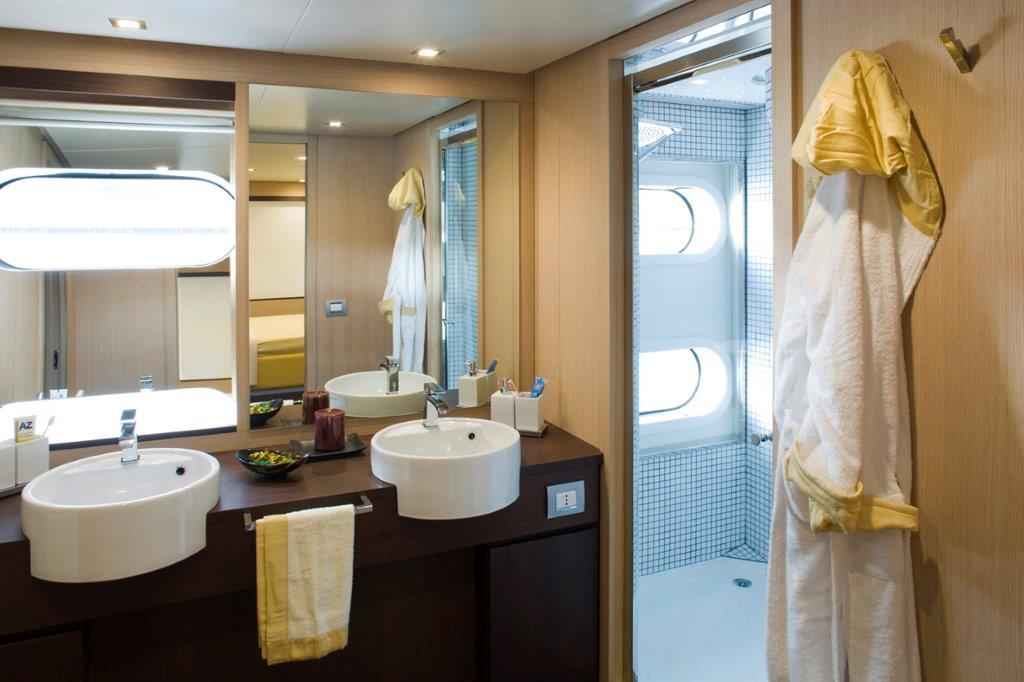 Motor yacht ARIA - Bathroom