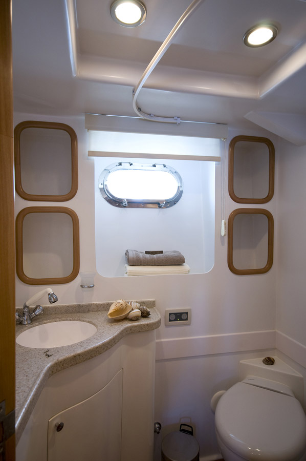 Motor yacht AZMIM -  Bathroom
