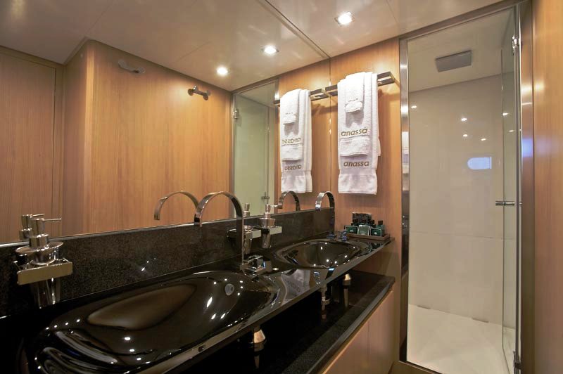 Motor yacht Anassa -  Bathroom