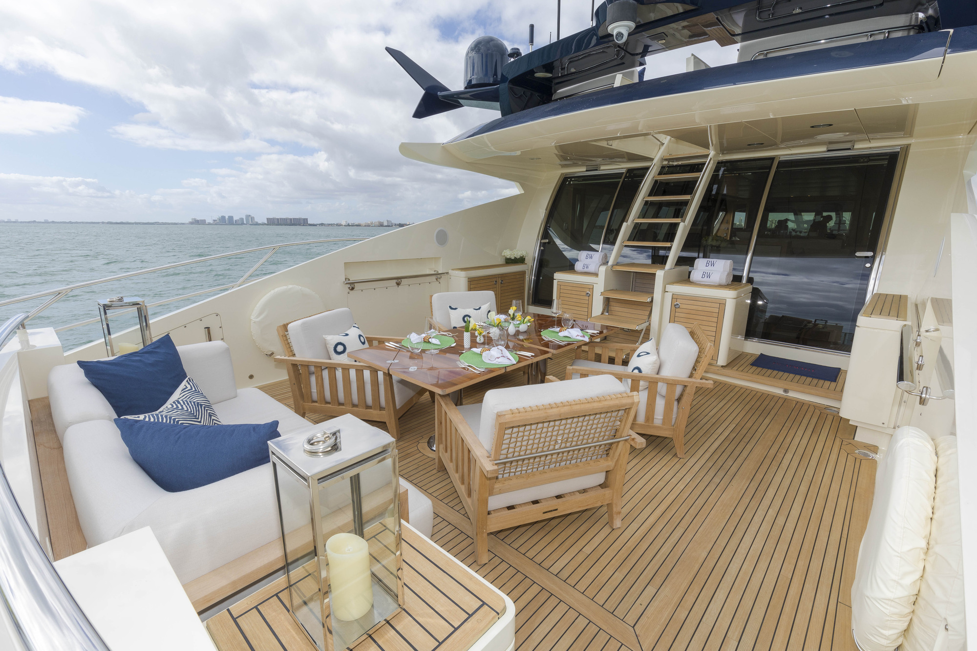 Motor yacht BW - Aft deck dining