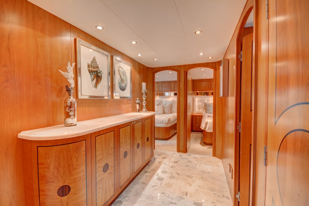 Motor yacht CRESCENDO - Cabin foyer