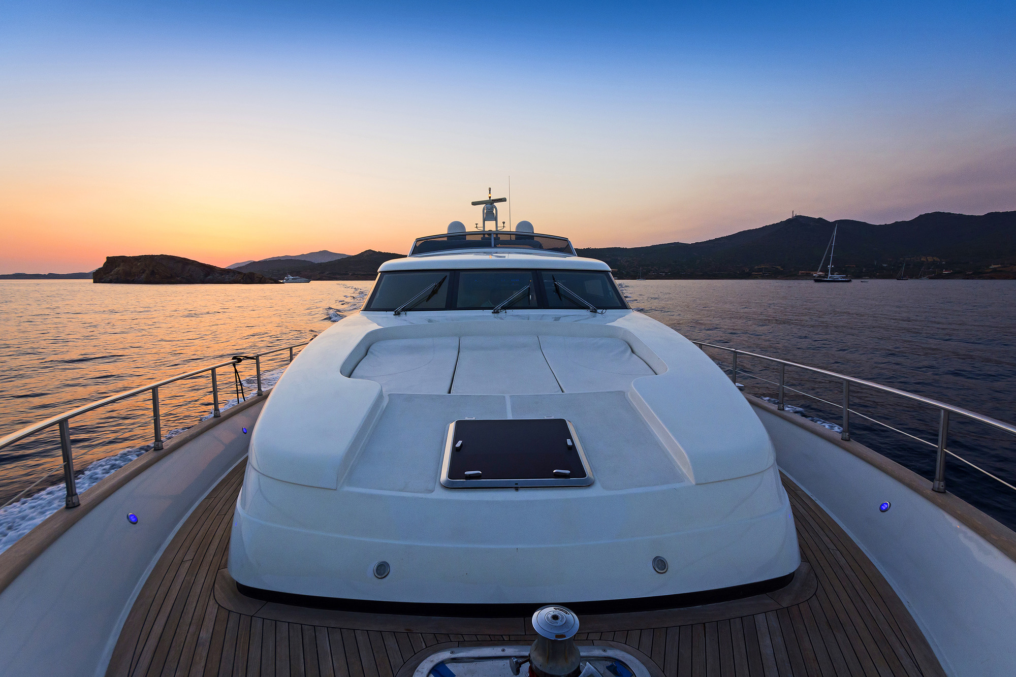 Motor yacht FOS - Bow