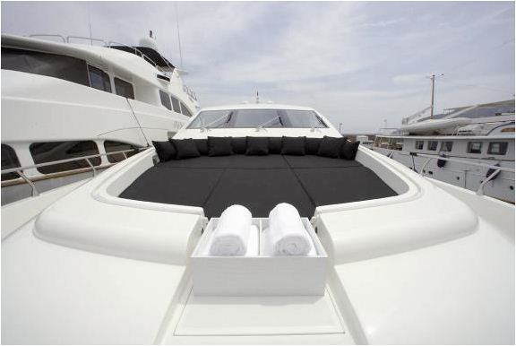 Motor yacht FRIDAY -  Sunbeds on Bow