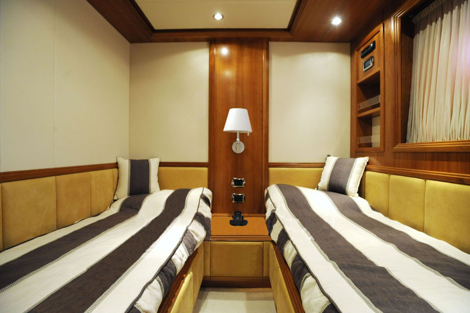Motor yacht HAPPY FEET -  Twin cabin