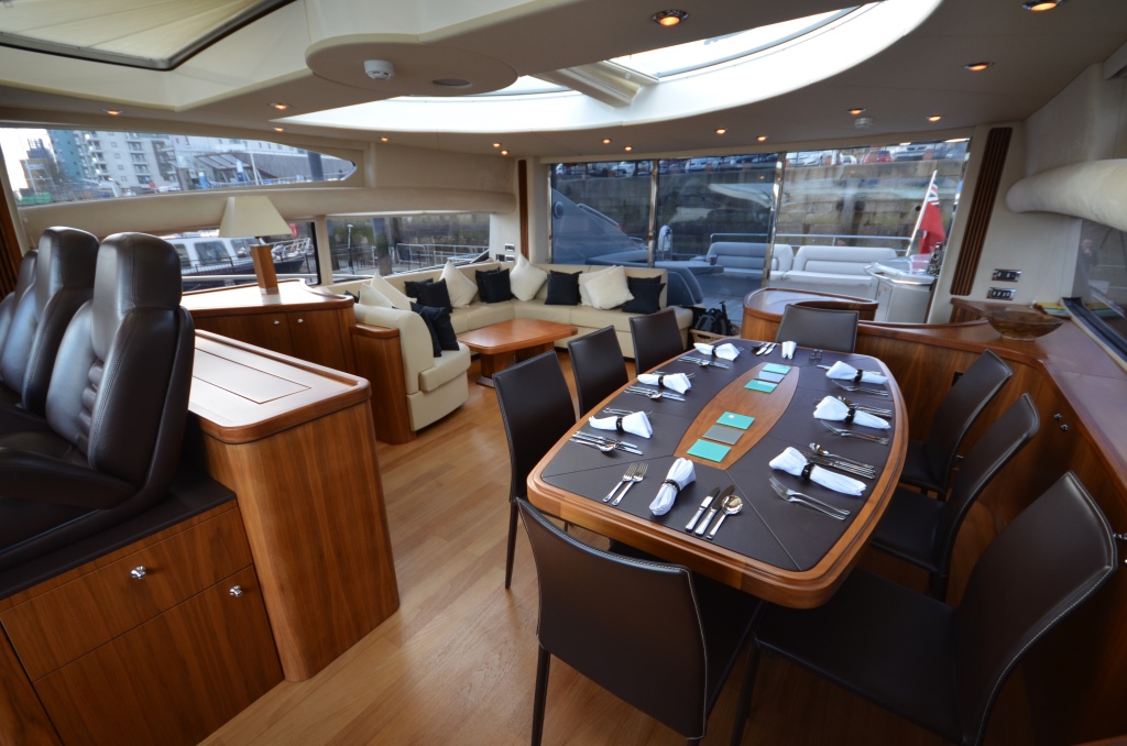 Motor yacht HOOLIGAN - Dining and Salon