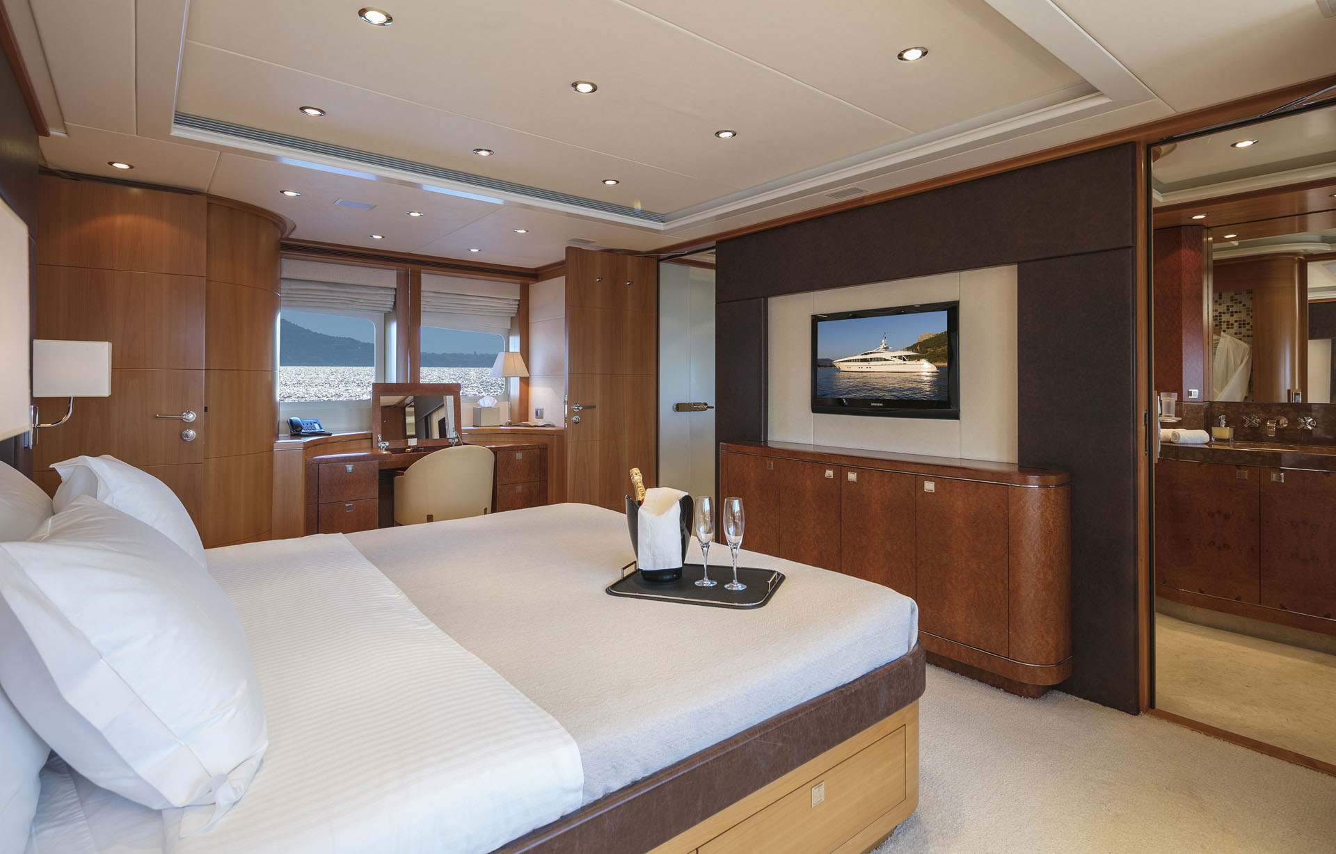 Motor yacht L'EQUINOX -  Master cabin