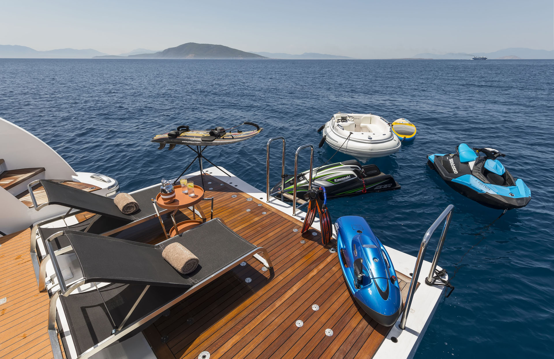 Motor yacht L'EQUINOX -  Swim platform and toys