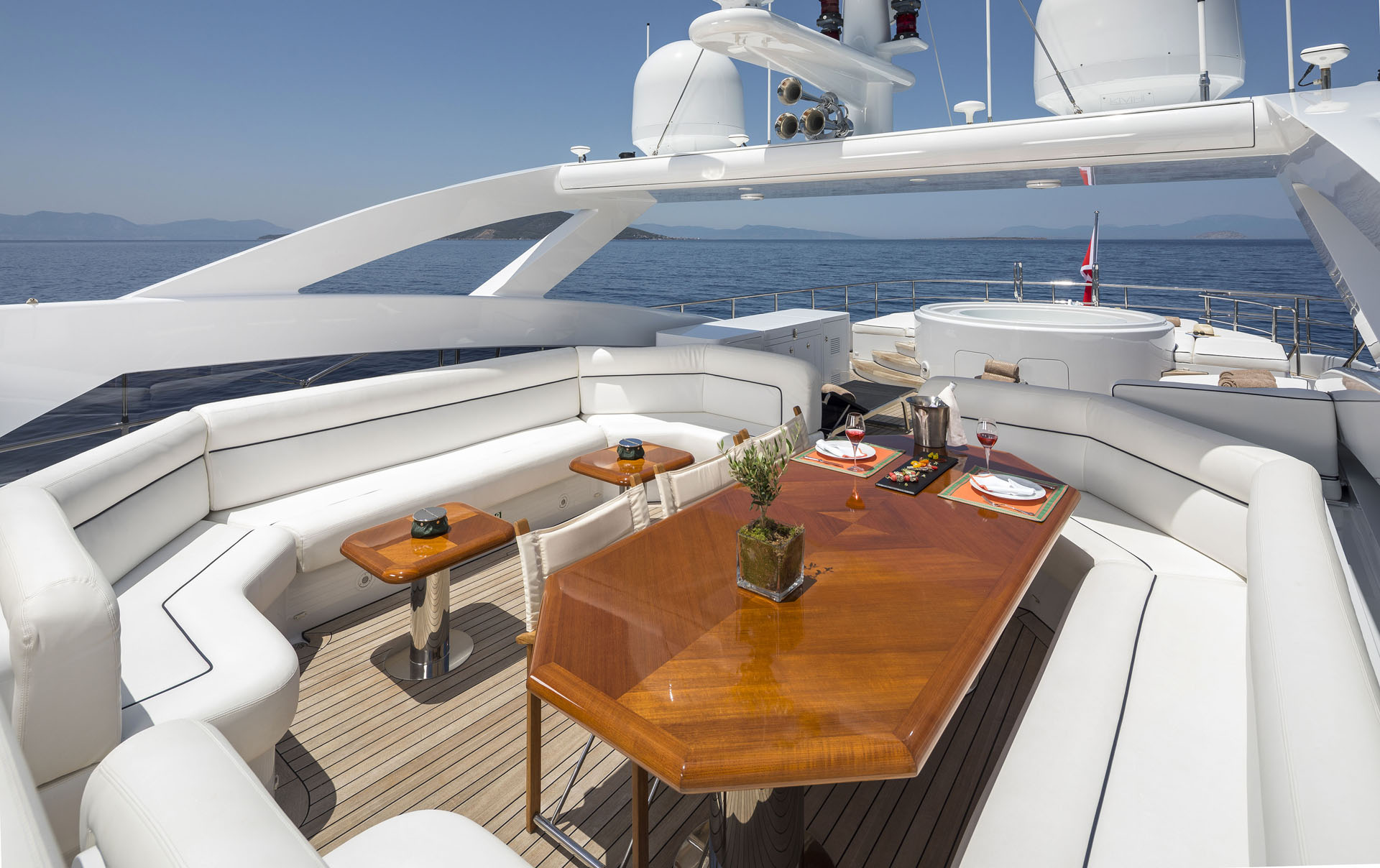 Motor yacht L'EQUINOX - Sundeck dining