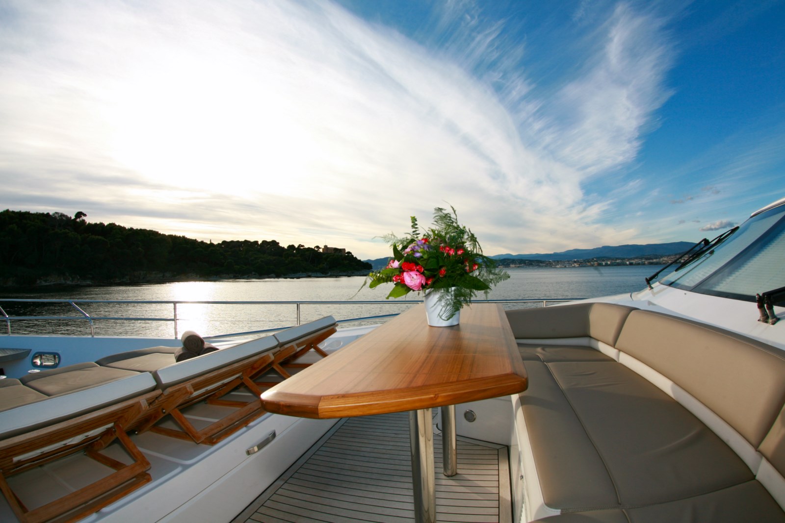 Motor yacht LADY BEATRICE - Foredeck Seating