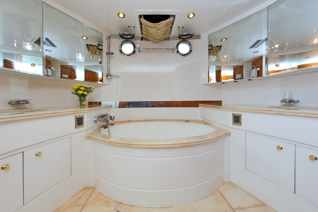 Motor yacht LADY MARCELLE - Master Bath