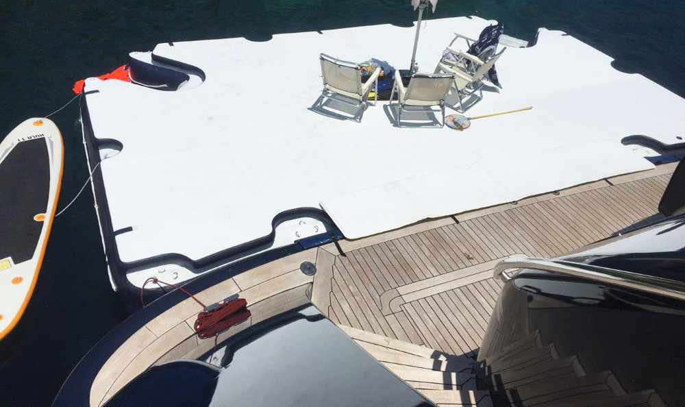 Motor yacht LEDRA - Swim platform and toys