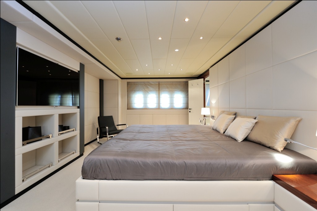 Motor yacht MOSKING - Master Cabin TV