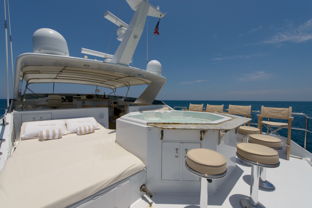 Motor yacht PERFECT LADY - Sunbed and Jacuzzi