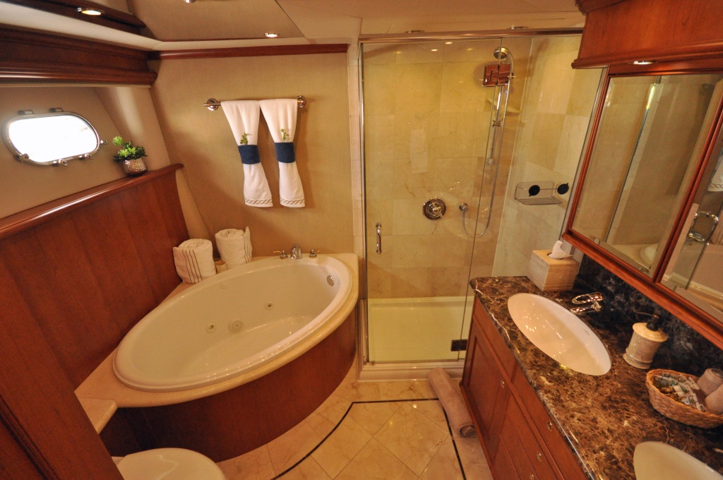 Motor yacht REFLECTIONS - Master Ensuite