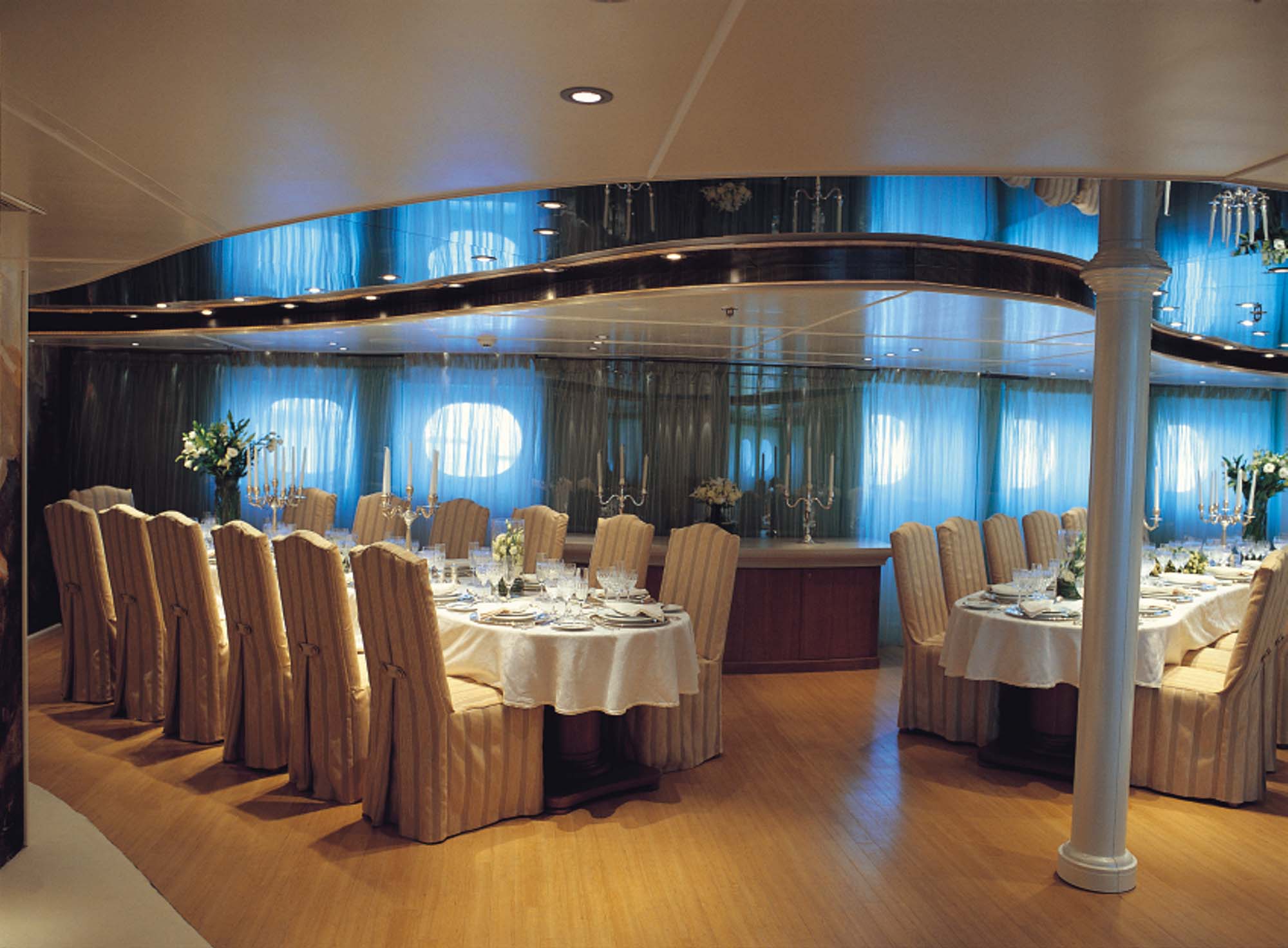 Motor yacht RM ELEGANT  - INTERIOR DINNING