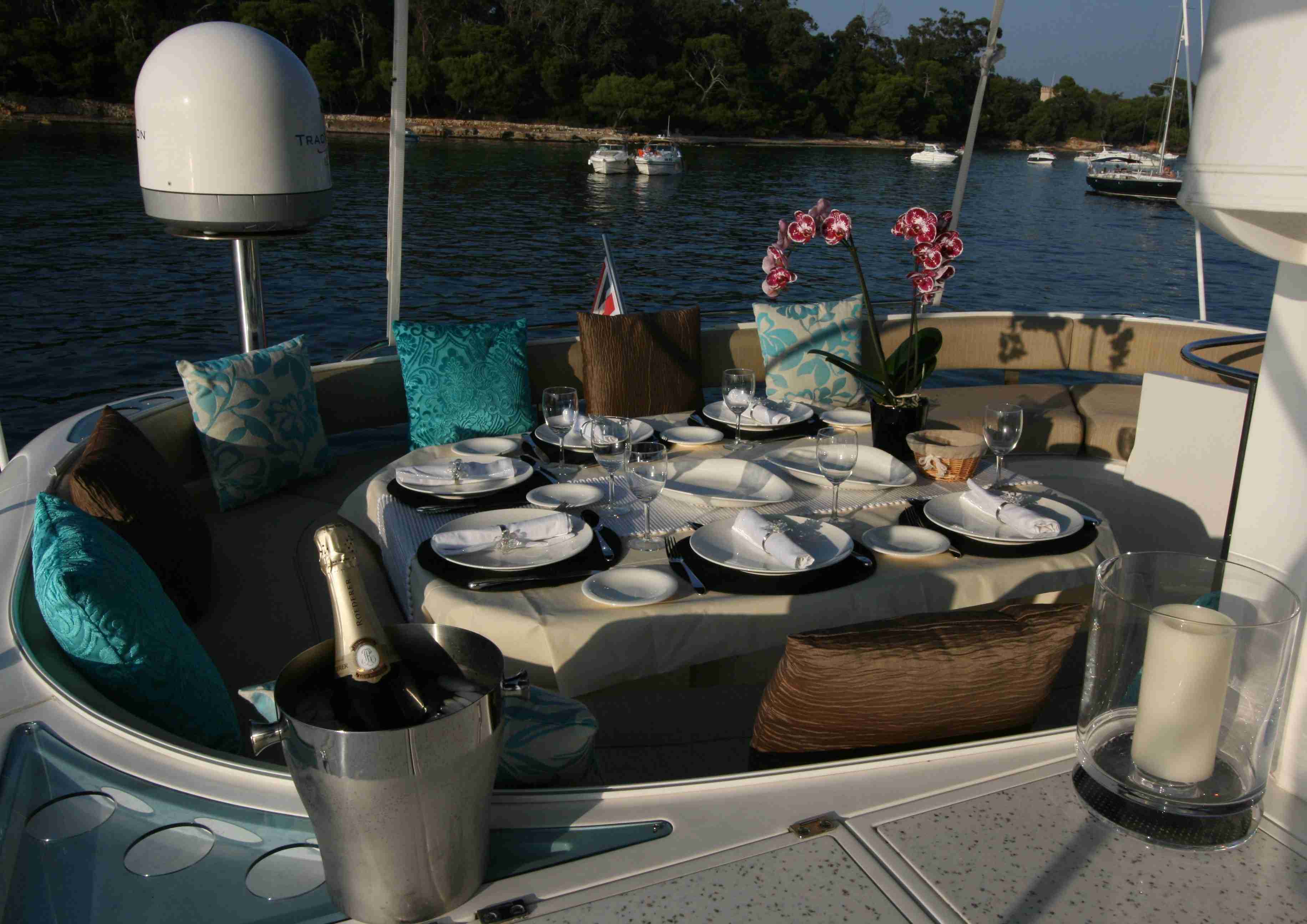 Motor yacht WAVE -  Flybridge Dining