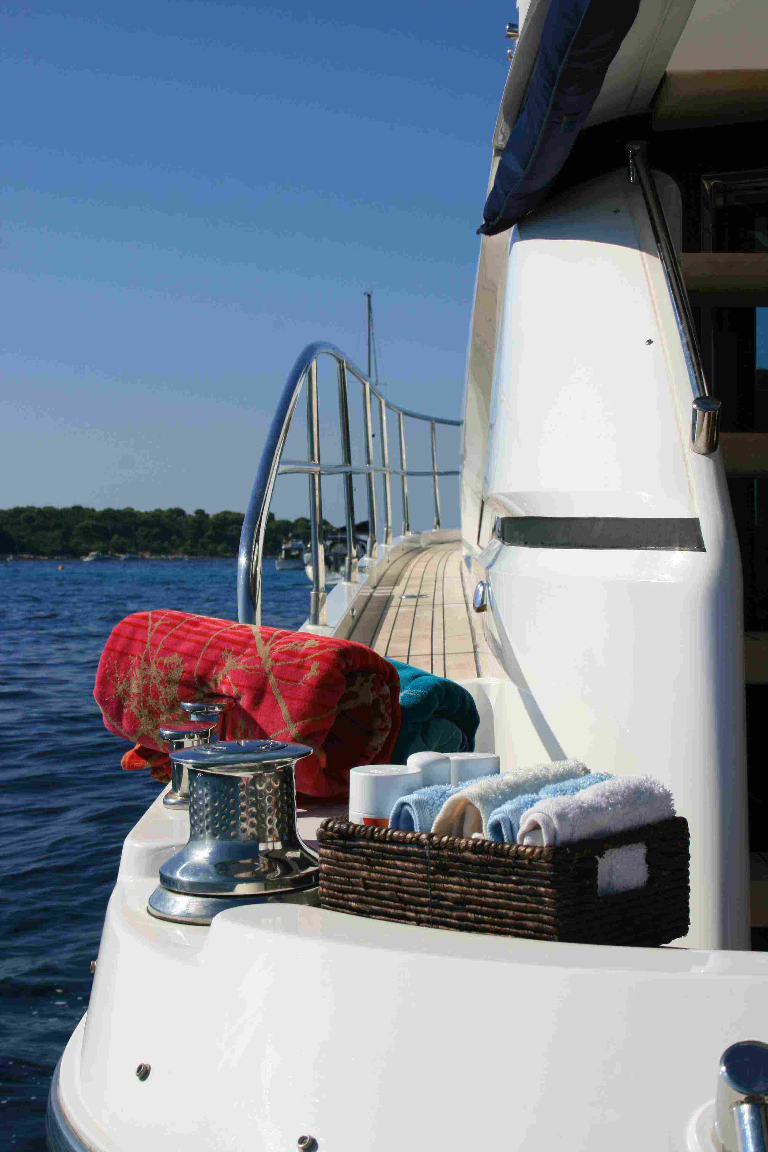 Motor yacht WAVE -  Side Deck