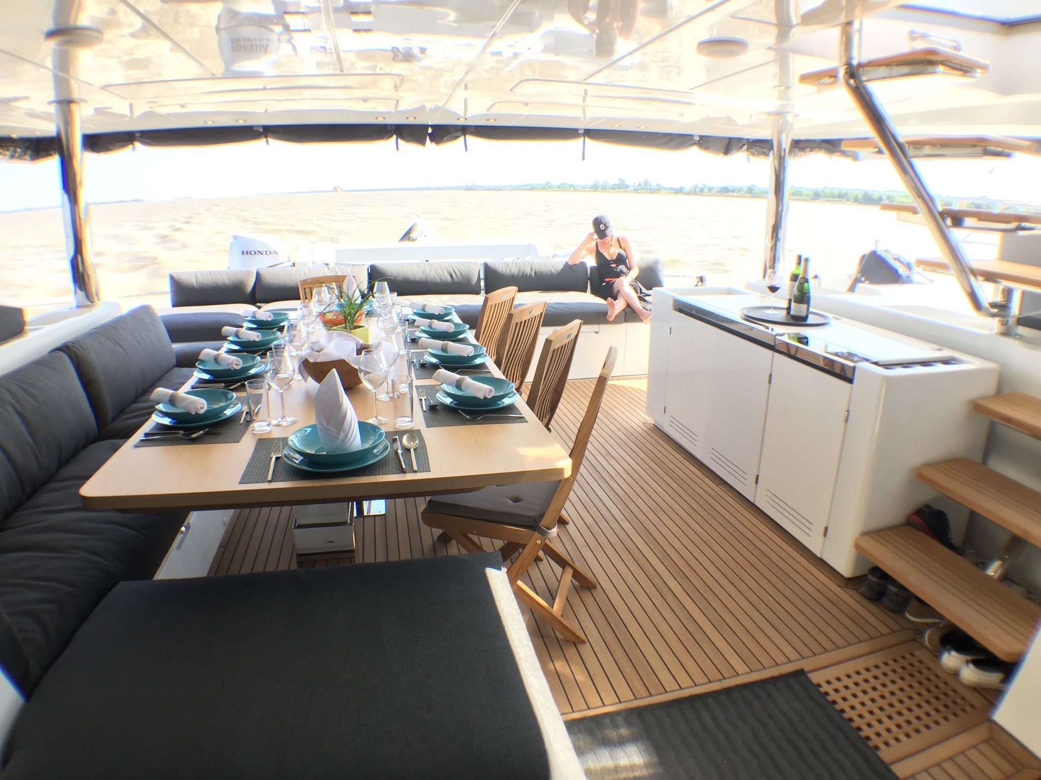 SEAHOME - Aft deck dining