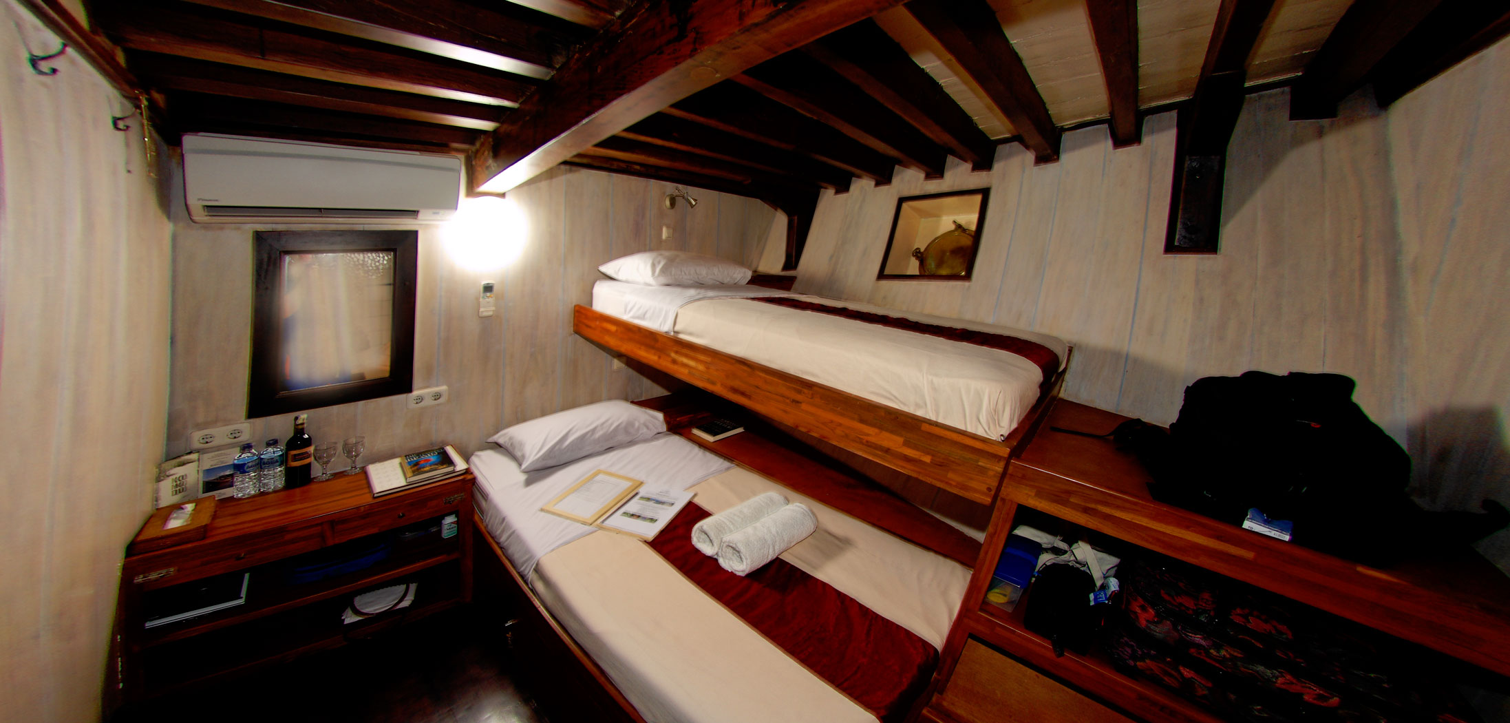 SEVEN SEAS - Twin Cabin (1) Downstairs