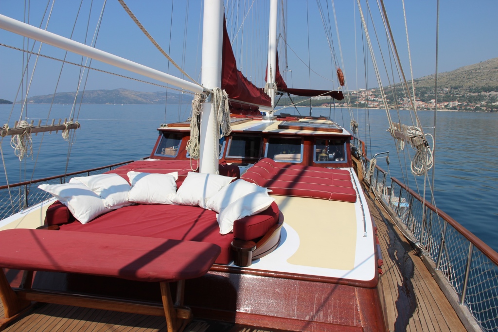 SY NOSTRA VITA - Foredeck seating