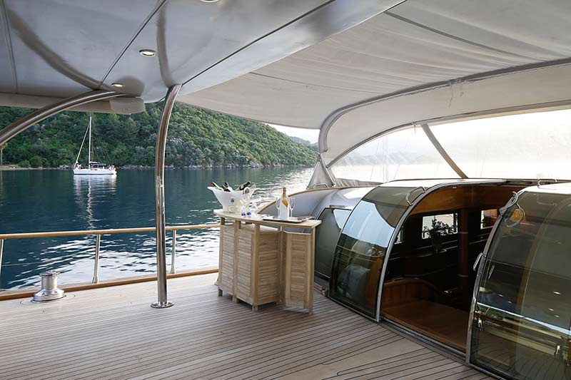 SY SILVER MOON - Aft deck