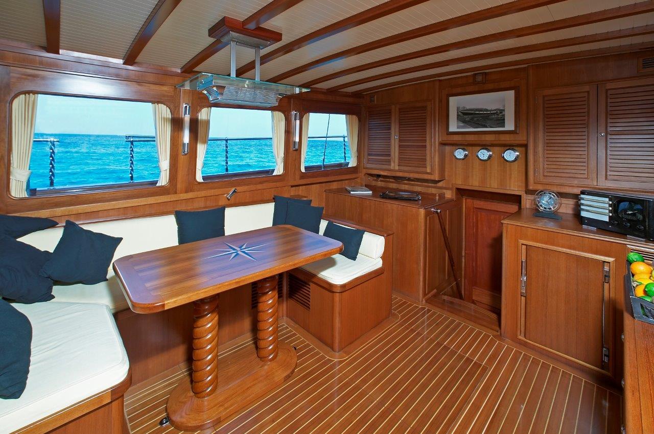 Sail Yacht DOLPHIN - Main Salon