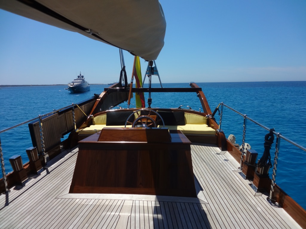 Sail Yacht DOLPHIN - Spacious Deck