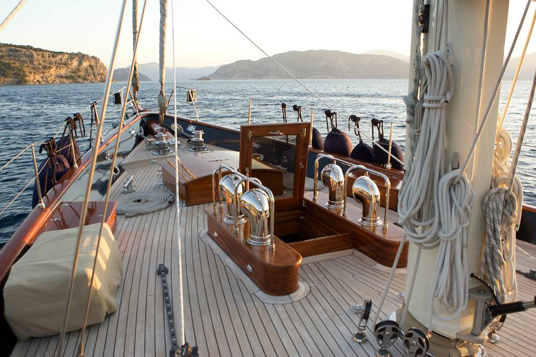 Sail yacht ILIOS -  Foredeck