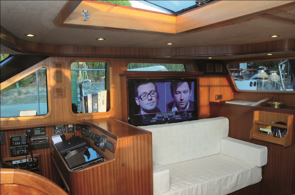 Sailing Yacht Myosotis -  TV in Salon