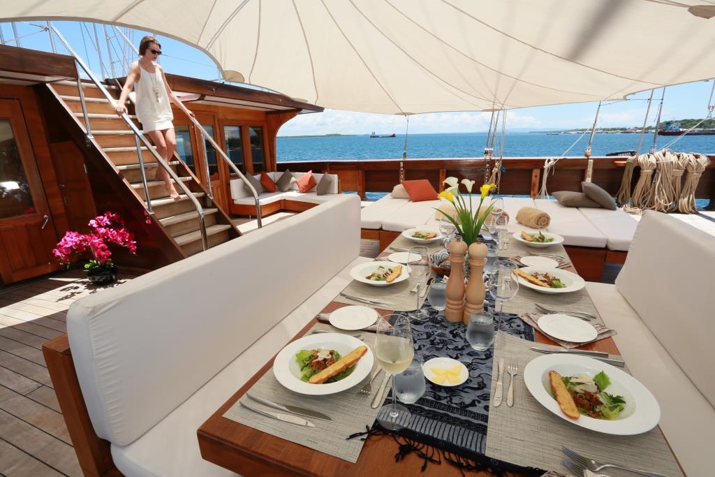 Sailing ketch LAMIMA - Alfresco dining